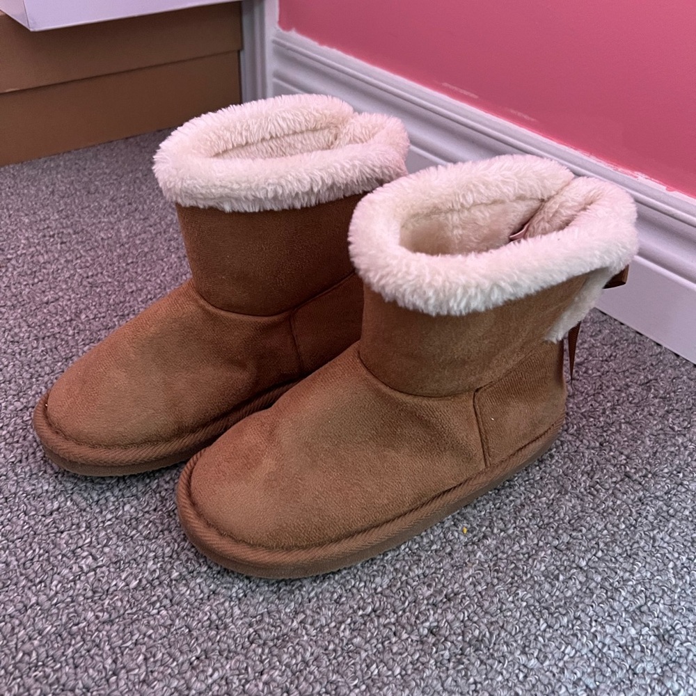 Girls boots (like uggs) from ardene